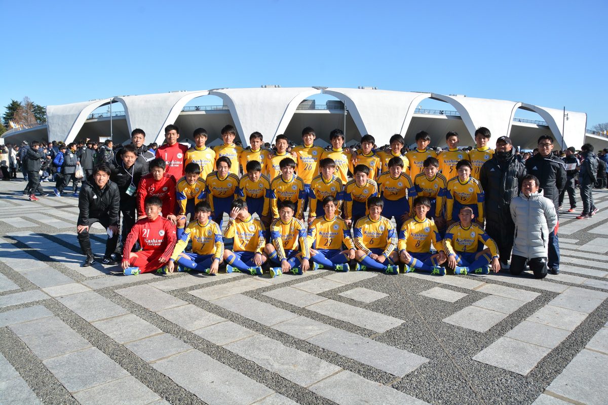 全国高校サッカー選手権の開会式で駒沢オリンピック公園総合運動場の前に並ぶ鹿島学園高等学校の選手たち