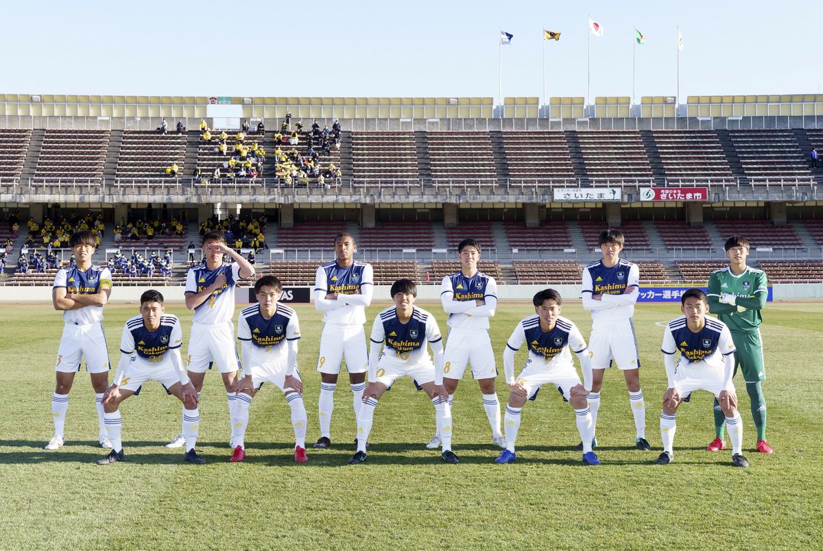 全国高校サッカー選手権1回戦でピッチに並ぶ鹿島学園高等学校のスターティングメンバー