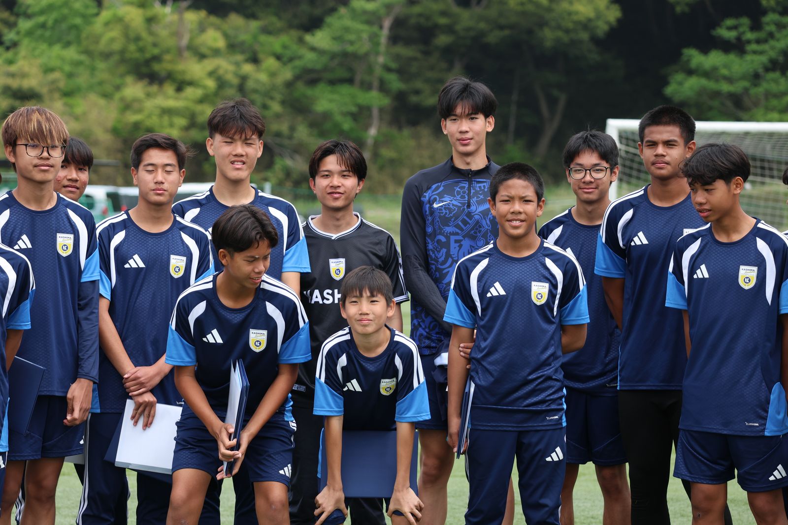 ボールを囲んで笑い合う日本とタイの選手たち