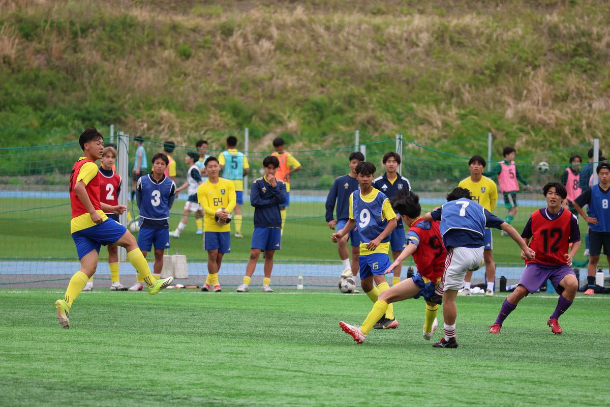 交流試合でシュートを放つ選手
