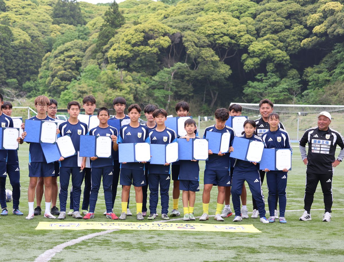 修了式で修了証を手にする選手たち