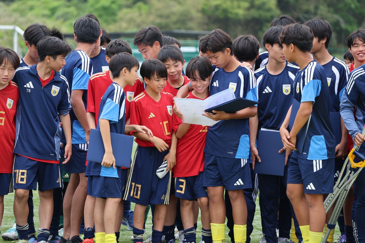 修了証を見せ合う選手たち