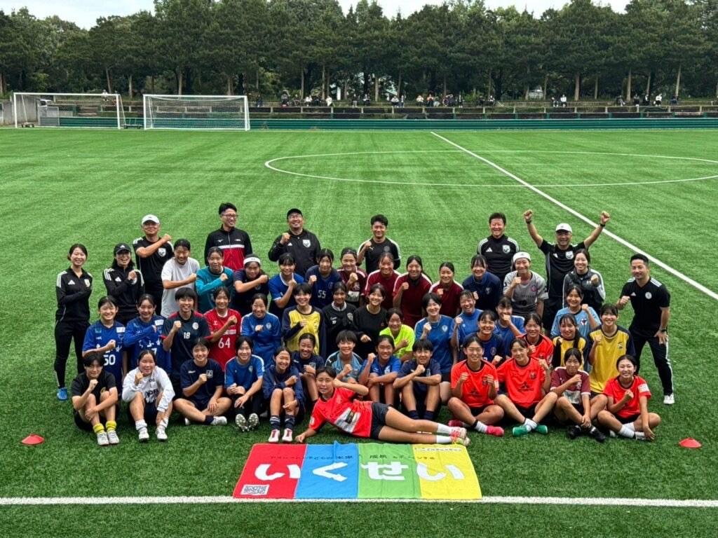 2026年度関東トレセン女子U-15後期（2026年9月26日・27日、茨城県鹿嶋市の鹿島ハイツスポーツプラザ）に参加した関東8都県の選手42名とコーチ陣の集合写真。カシマアカデミーFCの大槻真愛コーチがFPコーチとして帯同。